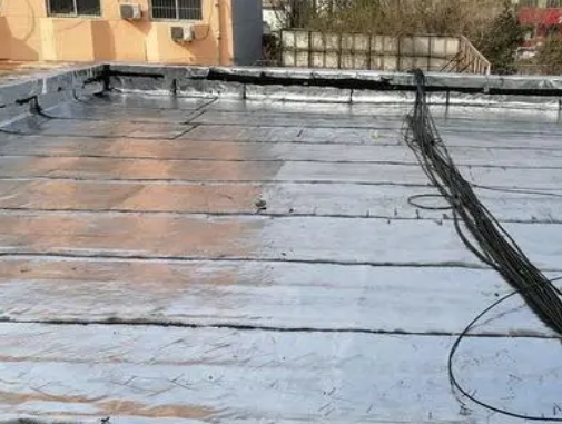 滴道卫生间漏水维修公司分享下滴道屋面楼顶防水刚性防水层施工要点。